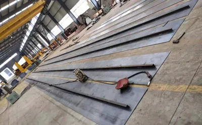 Proceso de fabricación de una grúa pórtico de 25 toneladas antes del pintado