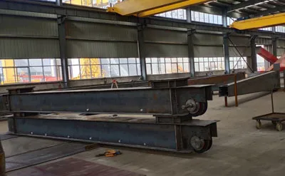 Proceso de fabricación de una grúa pórtico de 25 toneladas antes del pintado