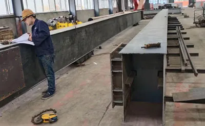 Proceso de fabricación de una grúa pórtico de 25 toneladas antes del pintado