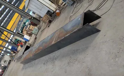 Proceso de fabricación de una grúa pórtico de 25 toneladas antes del pintado