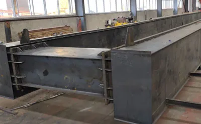 Proceso de fabricación de una grúa pórtico de 25 toneladas antes del pintado