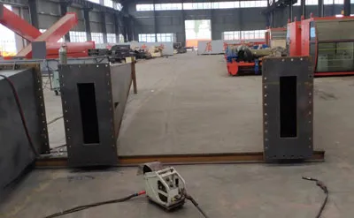 Proceso de fabricación de una grúa pórtico de 25 toneladas antes del pintado