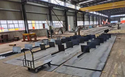 Proceso de fabricación de una grúa pórtico de 25 toneladas antes del pintado