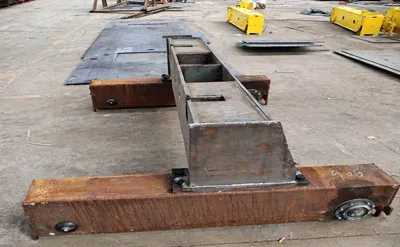 Proceso de fabricación de una grúa pórtico de 25 toneladas antes del pintado