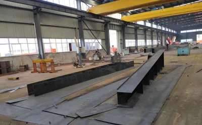 Proceso de fabricación de una grúa pórtico de 25 toneladas antes del pintado