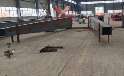 Proceso de fabricación de una grúa pórtico de 25 toneladas antes del pintado