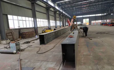 Proceso de fabricación de una grúa pórtico de 25 toneladas antes del pintado