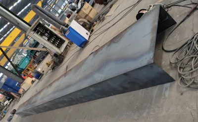 Proceso de fabricación de una grúa pórtico de 25 toneladas antes del pintado