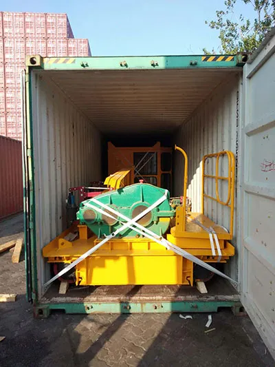 Carga de contenedores en el puerto de grúa viajera birriel de 20 toneladas